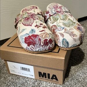 MIA Tapestry Multicolor Floral Clogs CUTE!